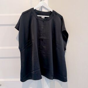 Silky sateen collarless black short sleeve top